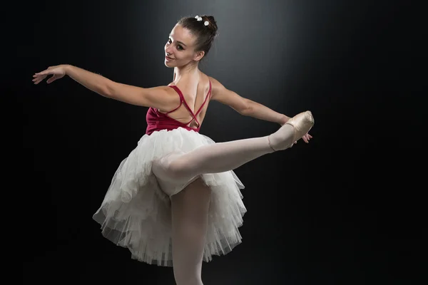 Vrouw Ballerina balletdanser dansen op zwarte achtergrond — Stockfoto