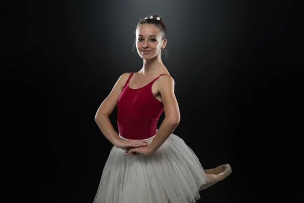 Retrato de bela bailarina elegante em fundo preto — Fotografia de Stock