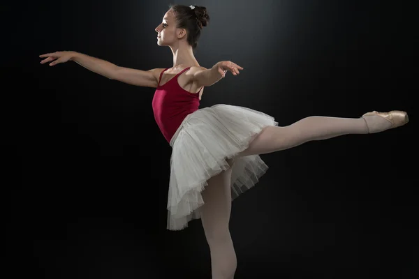 Hermosa bailarina bailando — Foto de Stock