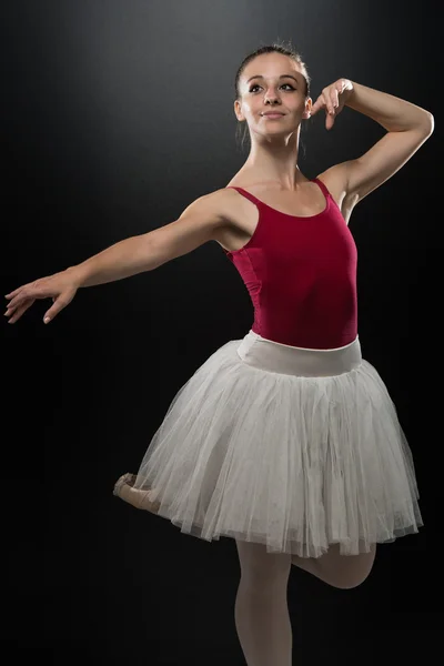 Μοντέρνο στυλ χορεύτρια ποζάρουν στο στούντιο φόντο — Φωτογραφία Αρχείου