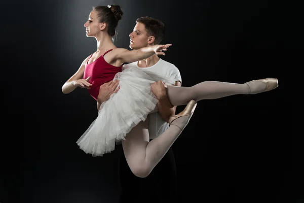 Νεαρό ζευγάρι χορευτής μπαλέτου χορό — Φωτογραφία Αρχείου