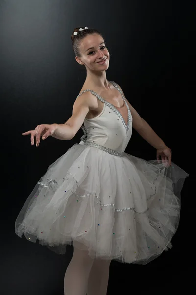 Bela bailarina em Tutu branco fazendo acrobacias — Fotografia de Stock