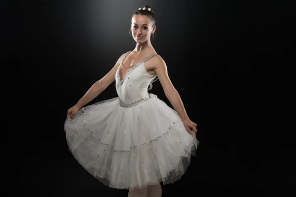 Schöne Ballerina tanzen — Stockfoto