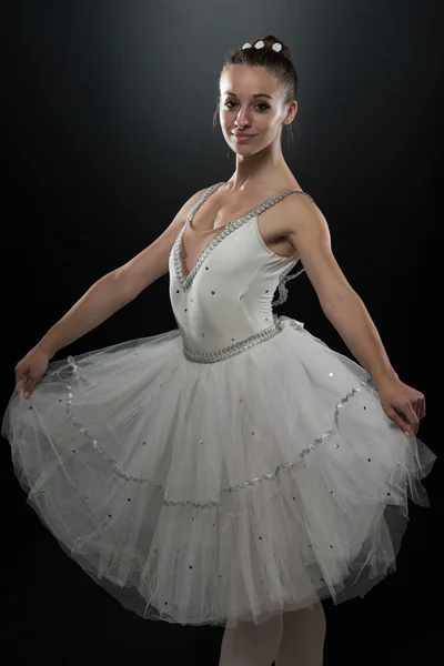 Bailarina de ballet bailarina mujer bailando sobre fondo negro — Foto de Stock