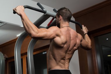 geri egzersiz yaparak sağlıklı genç adam