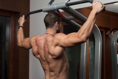 Bel için ağır egzersiz yaparak fitness atlet