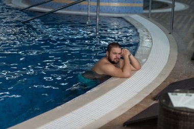 Kilolu adam havuz kenarında rahat dinlenme