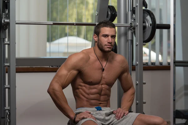 Gesunder junger Mann ruht sich in Fitnessstudio aus — Stockfoto
