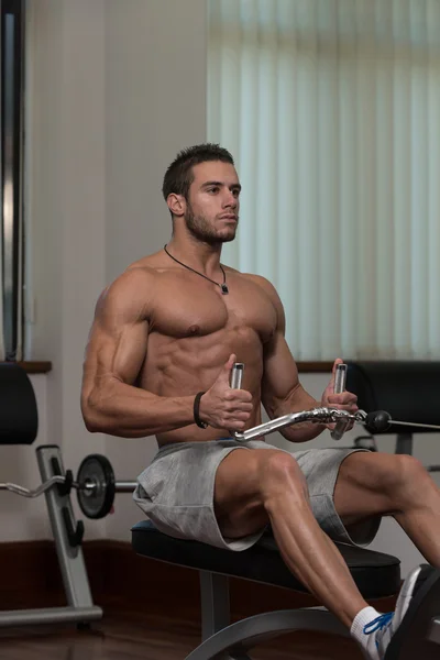 Fitness idrottsman gör tung vikt träning för rygg — Stockfoto