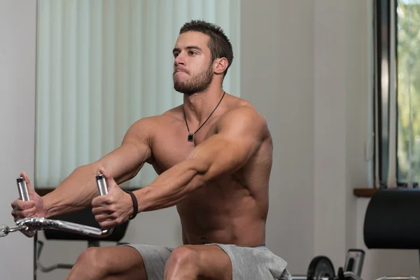 Фитнес-атлет делает тяжелые упражнения веса для спины — стоковое фото