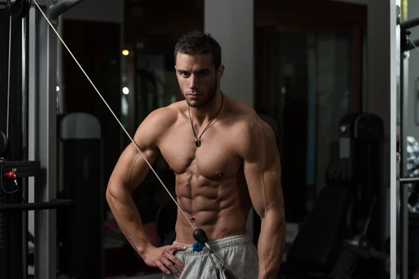 Hombre haciendo ejercicio para tríceps — Foto de Stock