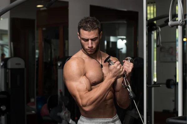 Člověk dělá cvičení pro biceps — Stock fotografie