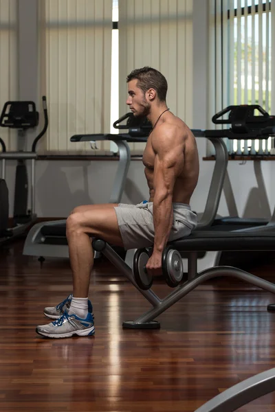 Atleta masculino haciendo ejercicio de peso pesado para bíceps —  Fotos de Stock