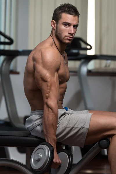 Atleta masculino fazendo exercício de peso pesado para bíceps — Fotografia de Stock