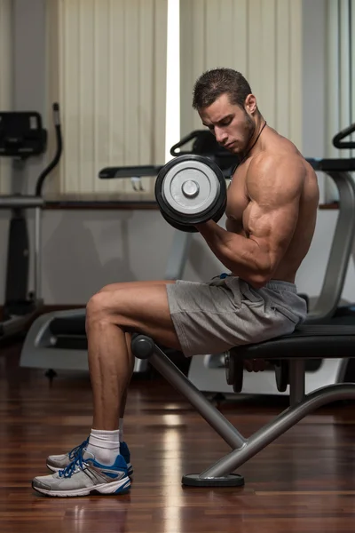 Atleta masculino haciendo ejercicio de peso pesado para bíceps — Foto de Stock