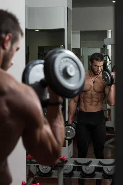 Gesunder junger Mann macht Sport für den Bizeps — Stockfoto