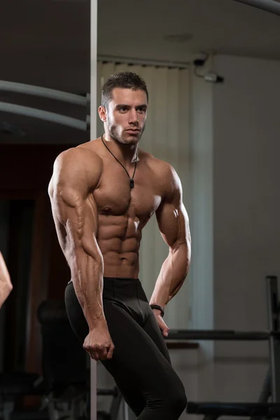 Young Man Performing Side Triceps Pose — Stock Photo, Image