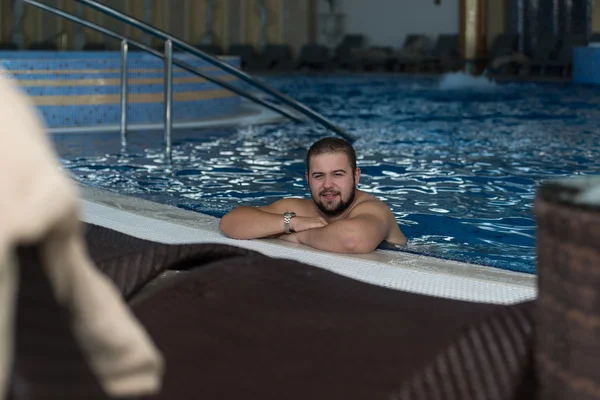 Nadwagą mężczyzna relaks w basenie — Zdjęcie stockowe