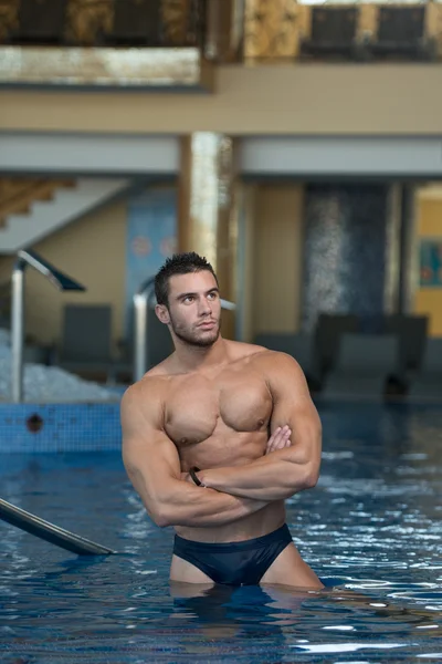 Retrato de un hombre musculoso sexy en ropa interior — Foto de Stock