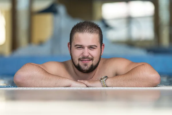 Homme en surpoids se détendre dans la piscine — Photo