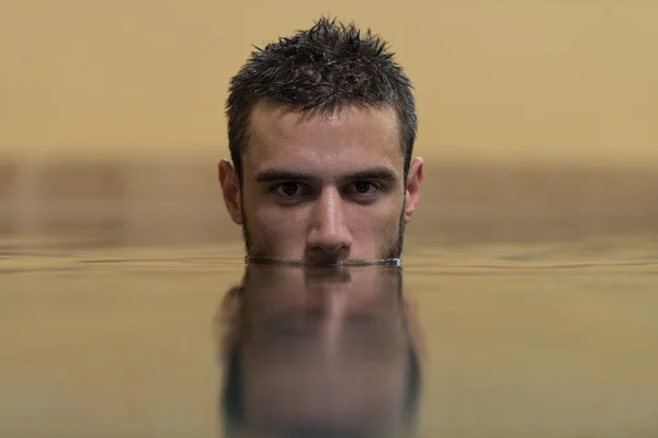 Άνθρωπος κολύμπι στην πισίνα με πρόσωπο μισό βυθισμένος — Φωτογραφία Αρχείου