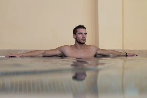 Mužský plavec odpočívající v bazénu — Stock fotografie