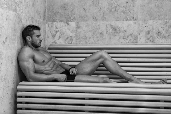 Человек отдыхает расслабленной в горячей сауне — стоковое фото