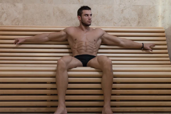 Relaxando na sauna quente — Fotografia de Stock