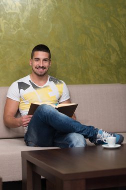 Mutlu genç Cafe bir kitap okuma