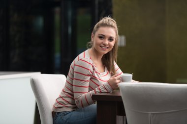 Mutlu erkek öğrenci kafeteryasında