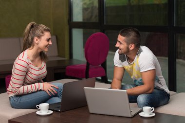Dizüstü bilgisayar kullanarak Cafe gençlerin mutlu grup