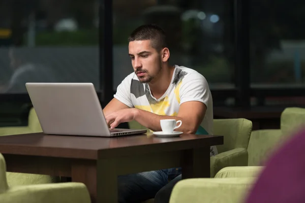 Heureux adolescent en utilisant ordinateur portable dans café — Photo