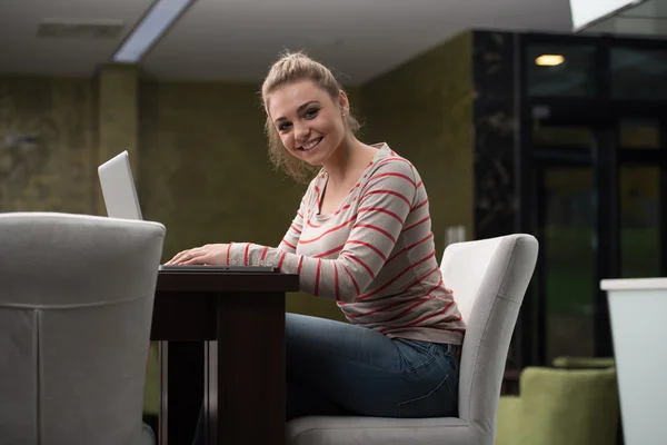 Estudiante feliz en el café usando el ordenador portátil — Foto de Stock