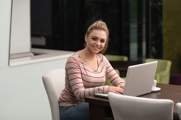 Lycklig tonåring använder Laptop i Cafe — Stockfoto