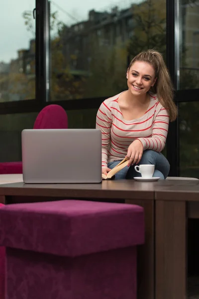 Heureux adolescent en utilisant ordinateur portable dans café — Photo