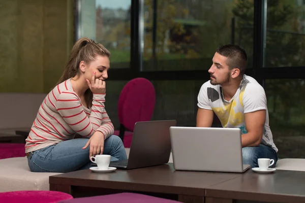 Happy Group Of Teenagers At Cafe Using Laptop — Stock Photo, Image