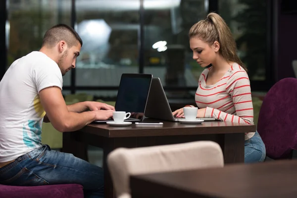 S úsměvem mladých studentů v Cafe pomocí přenosného počítače — Stock fotografie