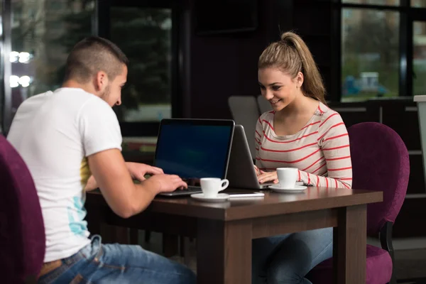 Happy Teenagers Using Laptop In Cafe — Stock Photo, Image