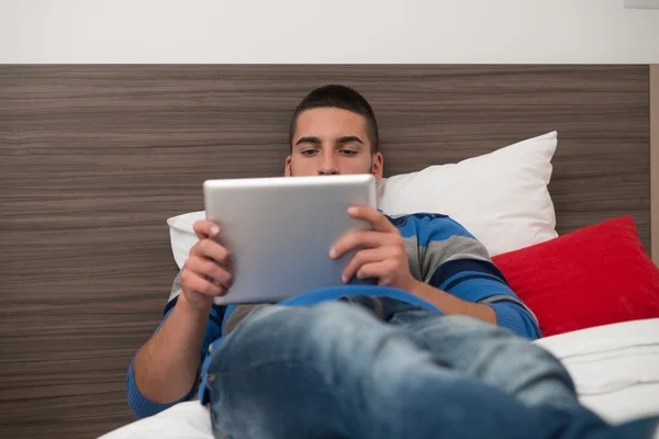 Gelukkig mannelijke Student In slaapkamer met touchpad — Stockfoto