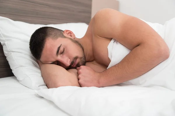 Hombre atractivo durmiendo en su dormitorio —  Fotos de Stock