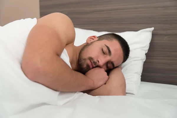 Mann schläft bequem im Bett — Stockfoto