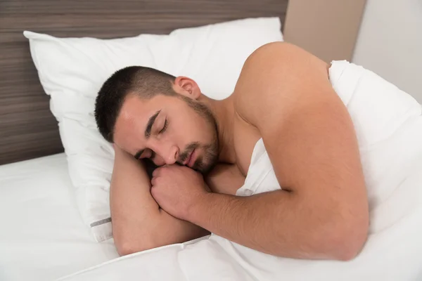 Yatağında mışıl mışıl uyuyan adam — Stok fotoğraf