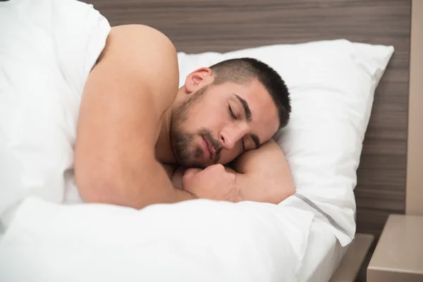 Attraktiver Mann schläft in seinem Schlafzimmer — Stockfoto