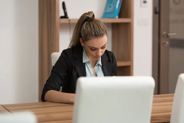 Leende ung Student i bibliotek behandlingen bok — Stockfoto