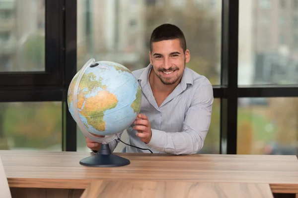 Homem feliz com seu global — Fotografia de Stock