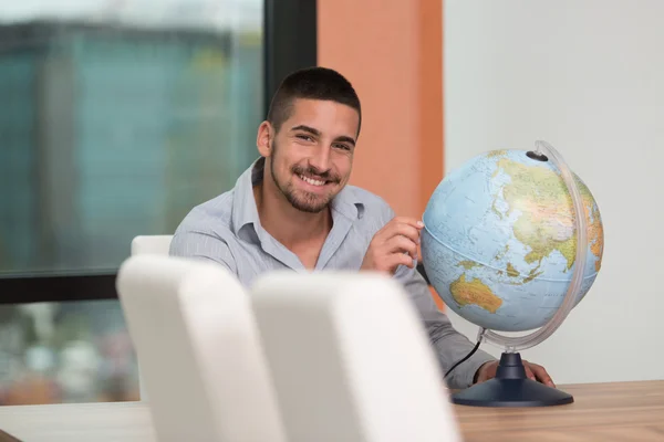 Homem feliz com seu global — Fotografia de Stock