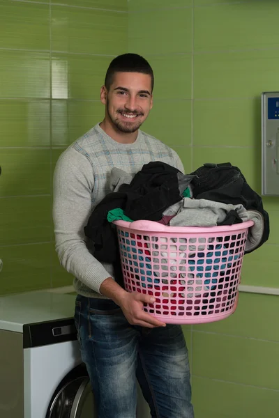 Bonito homem sorridente na lavandaria — Fotografia de Stock