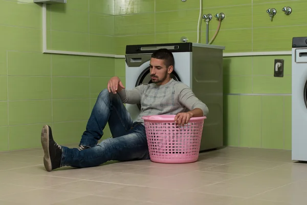 Bonito homem sorridente na lavandaria — Fotografia de Stock