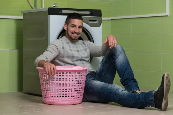 Krásný usměvavý muž v prádelně — Stock fotografie