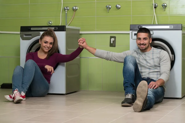 Couples Waiting For The Washing — Stock Photo, Image
